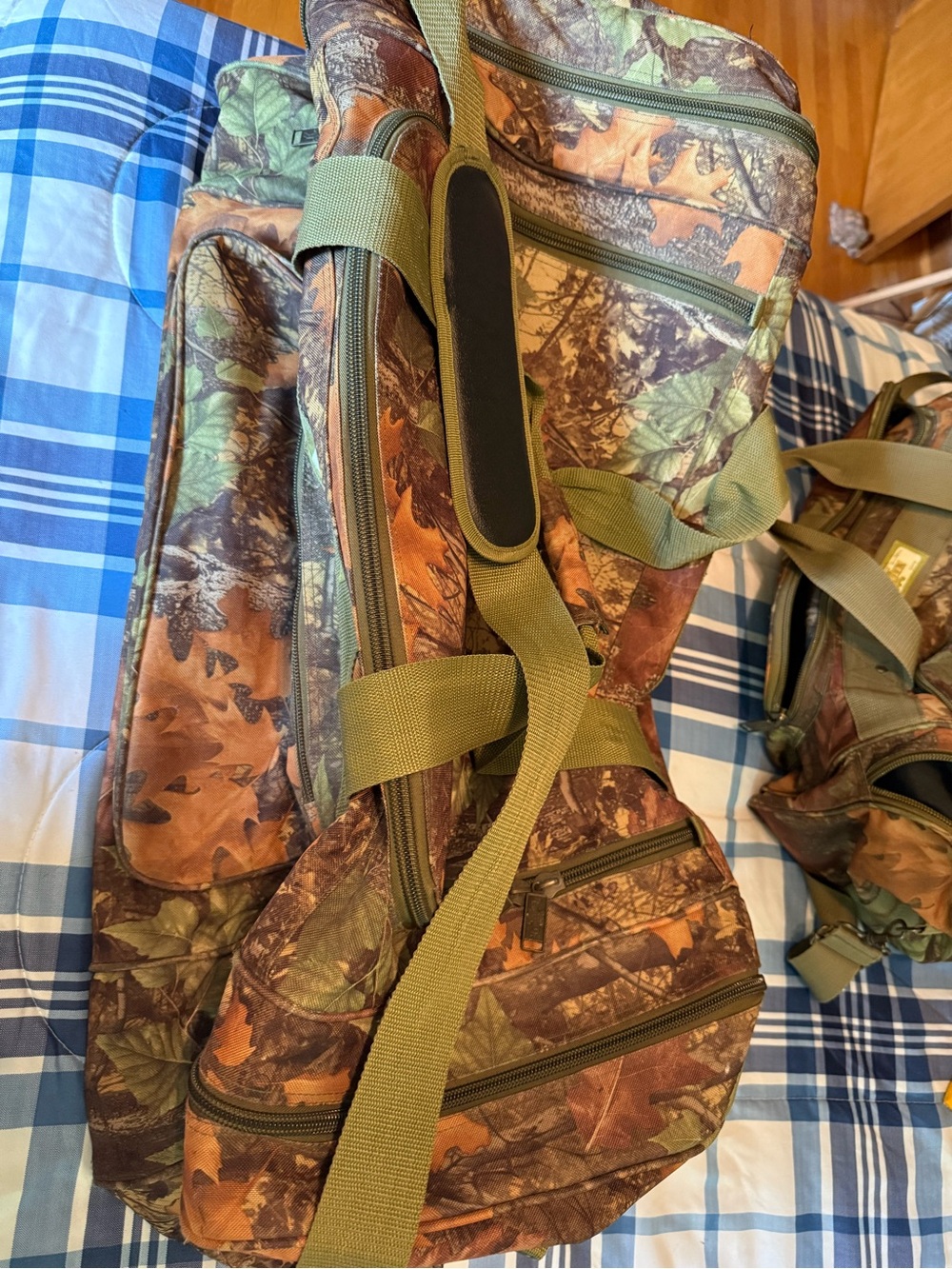 Magnum Camouflage Autumn Leaves carry duffle bag in Brown & Green